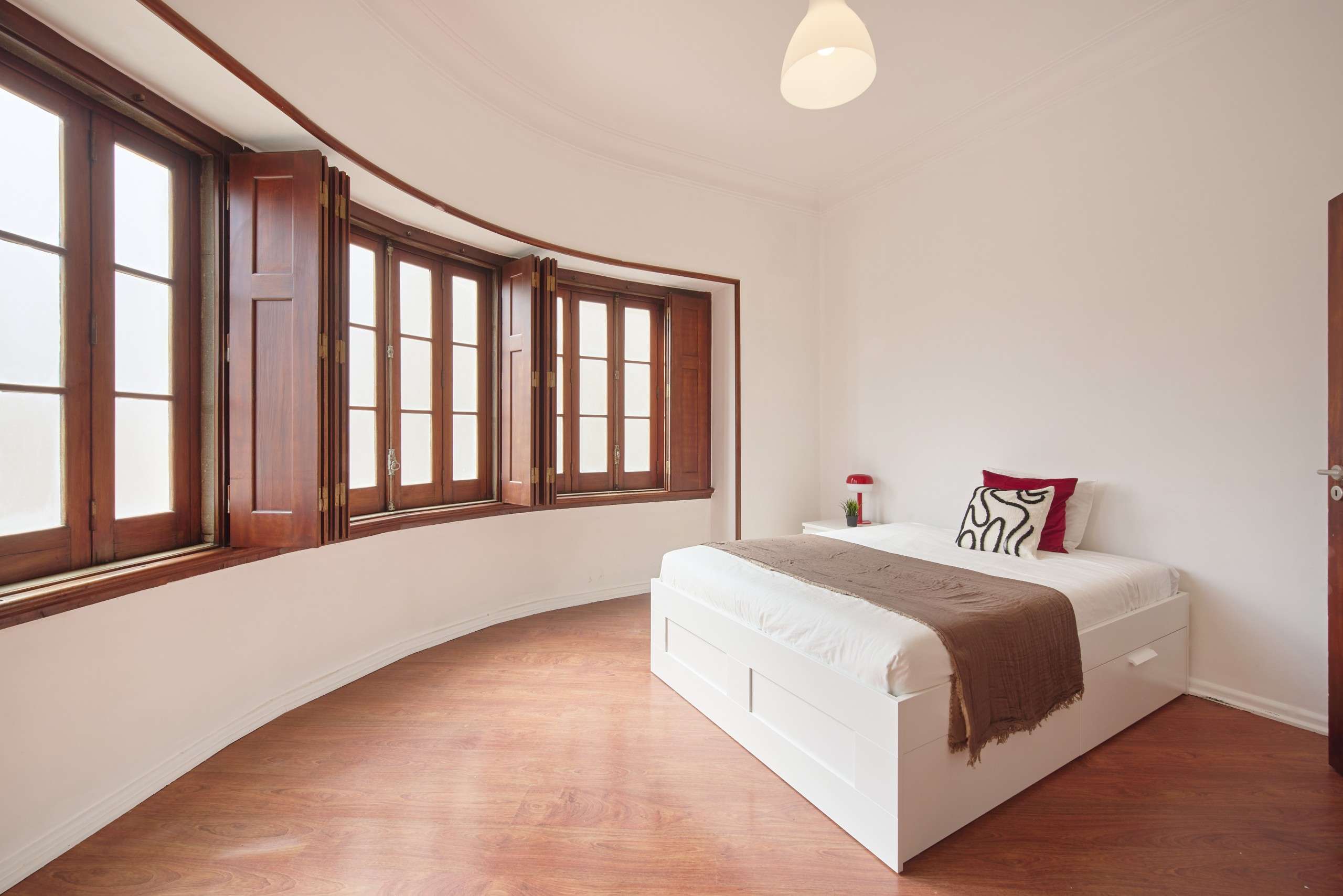 Well-Lit Study Room 8 & Ample Storage em Estrela, lisboa – foto 3 de 18