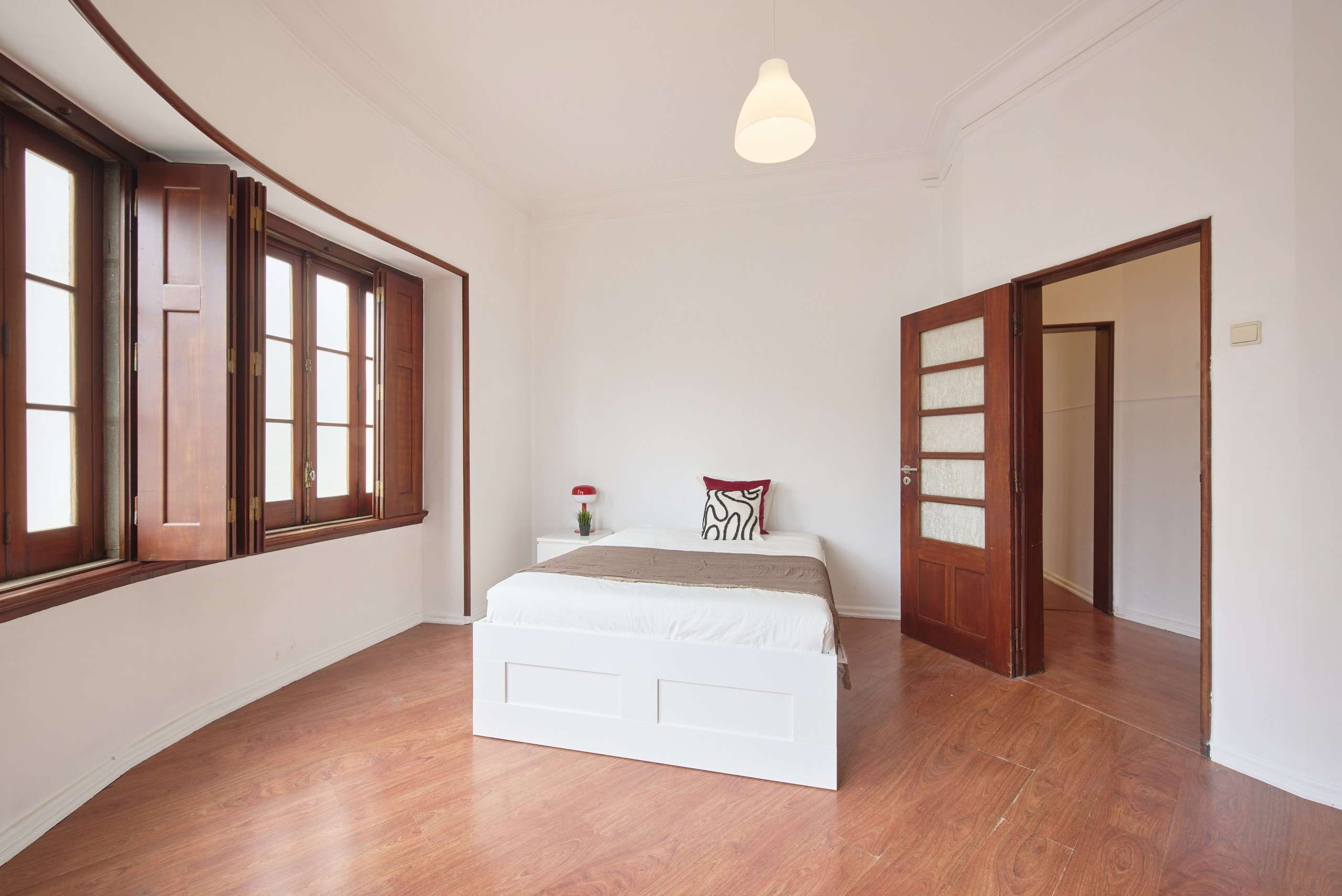 Well-Lit Study Room 8 & Ample Storage em Estrela, lisboa – foto 4 de 18