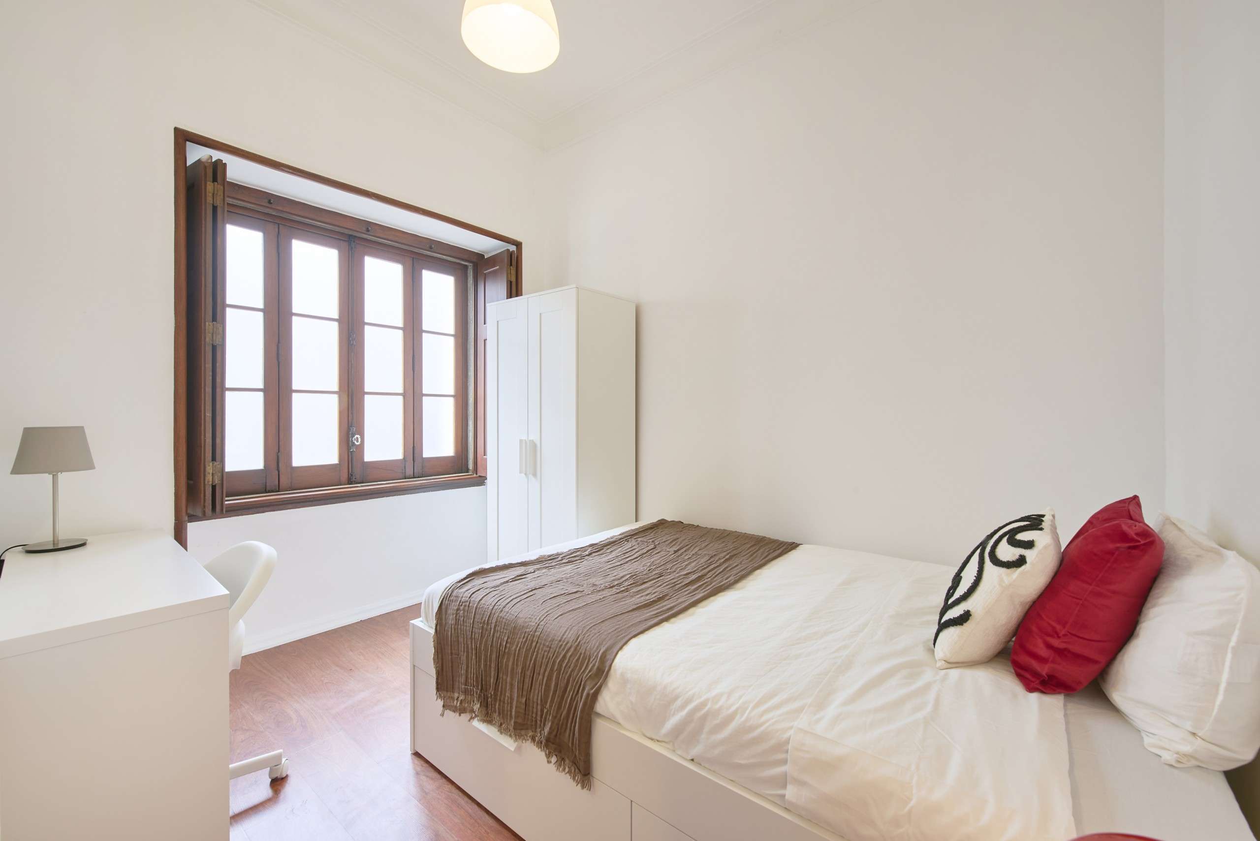 Room 3 with Double Bed & Wardrobe em Estrela, lisboa – foto 2 de 16