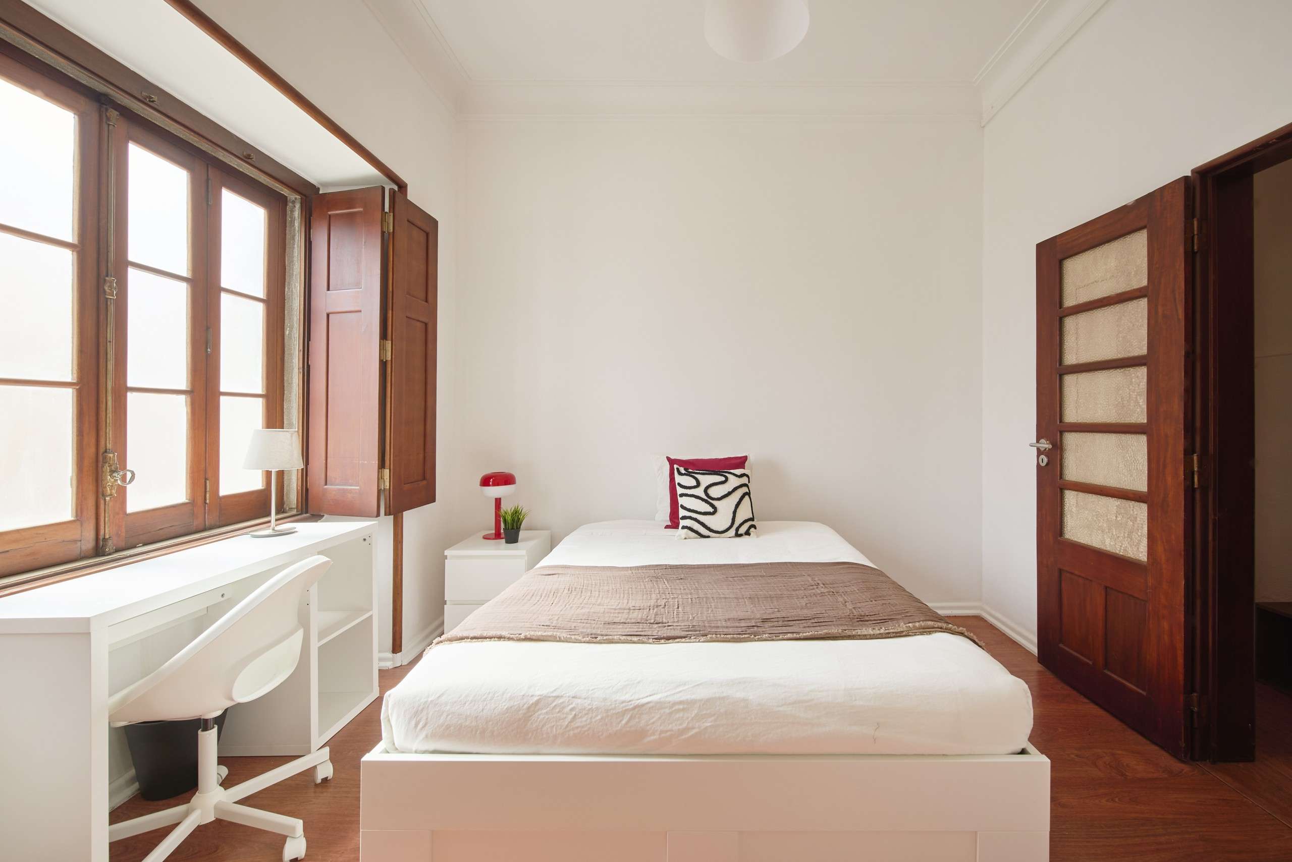 Inviting Double Room 9 with Natural Light em lisboa – foto 1 de 3