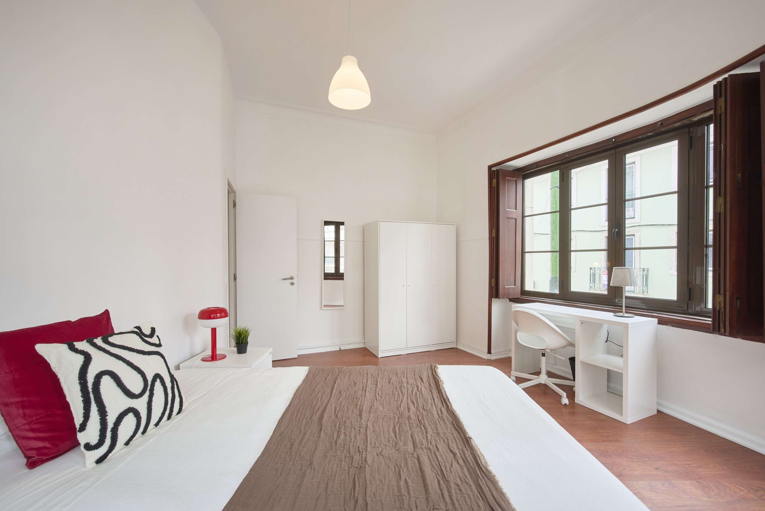 Modern Room 2 with Wardrobe em Estrela, lisboa – foto 3 de 16