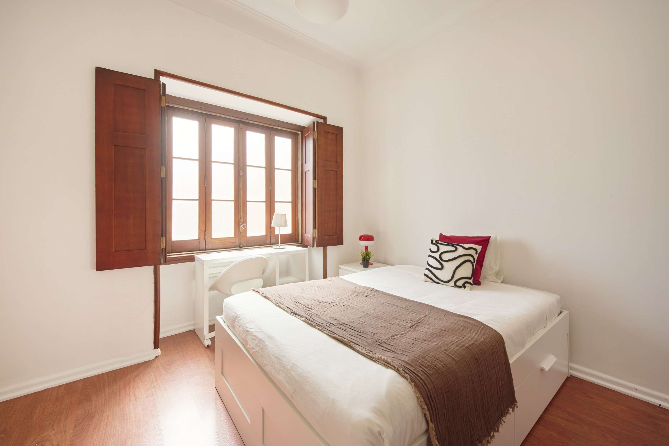 Inviting Double Room 9 with Natural Light em Estrela, lisboa – foto 2 de 16