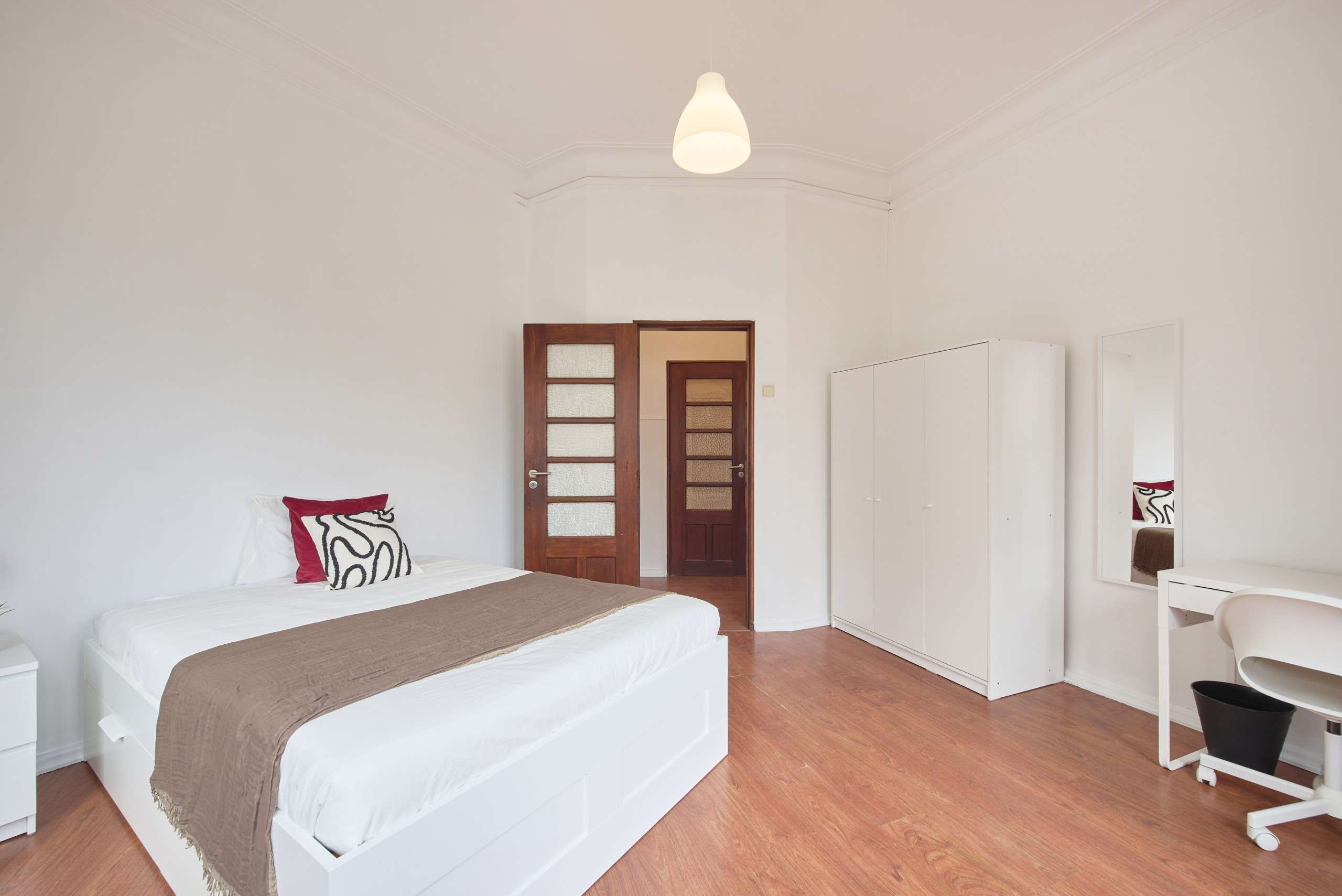 Well-Lit Study Room 8 & Ample Storage em Estrela, lisboa – foto 5 de 18