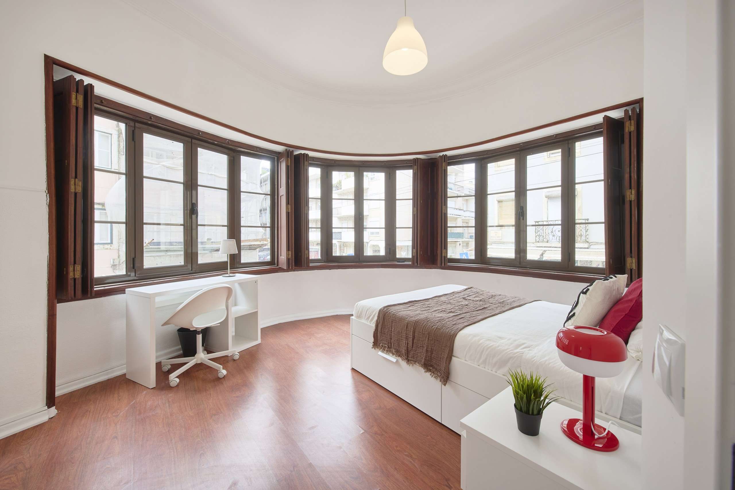 Modern Room 2 with Wardrobe em Estrela, lisboa – foto 2 de 16