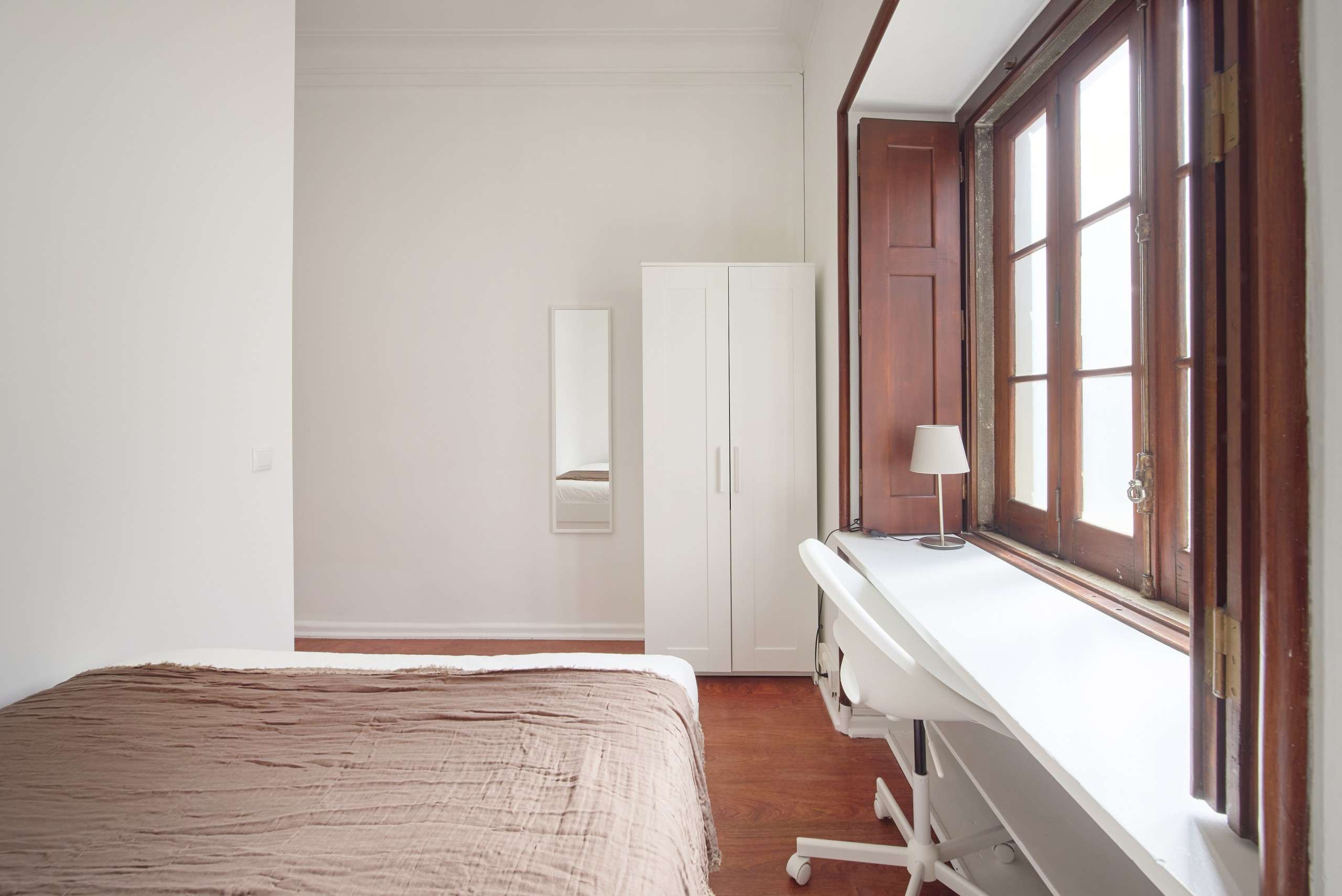 Modern Double Room 4 with Storage & Desk em Estrela, lisboa – foto 2 de 16