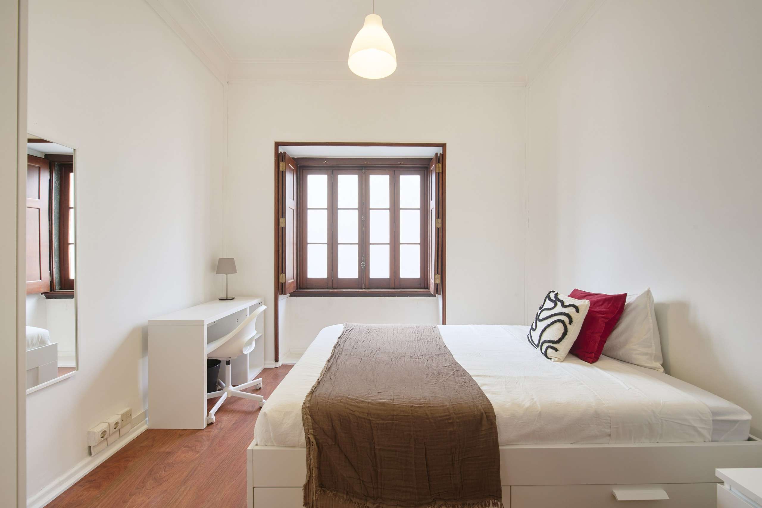 Luminous Room 7 with Bed & Wardrobe em Estrela, lisboa – foto 3 de 16