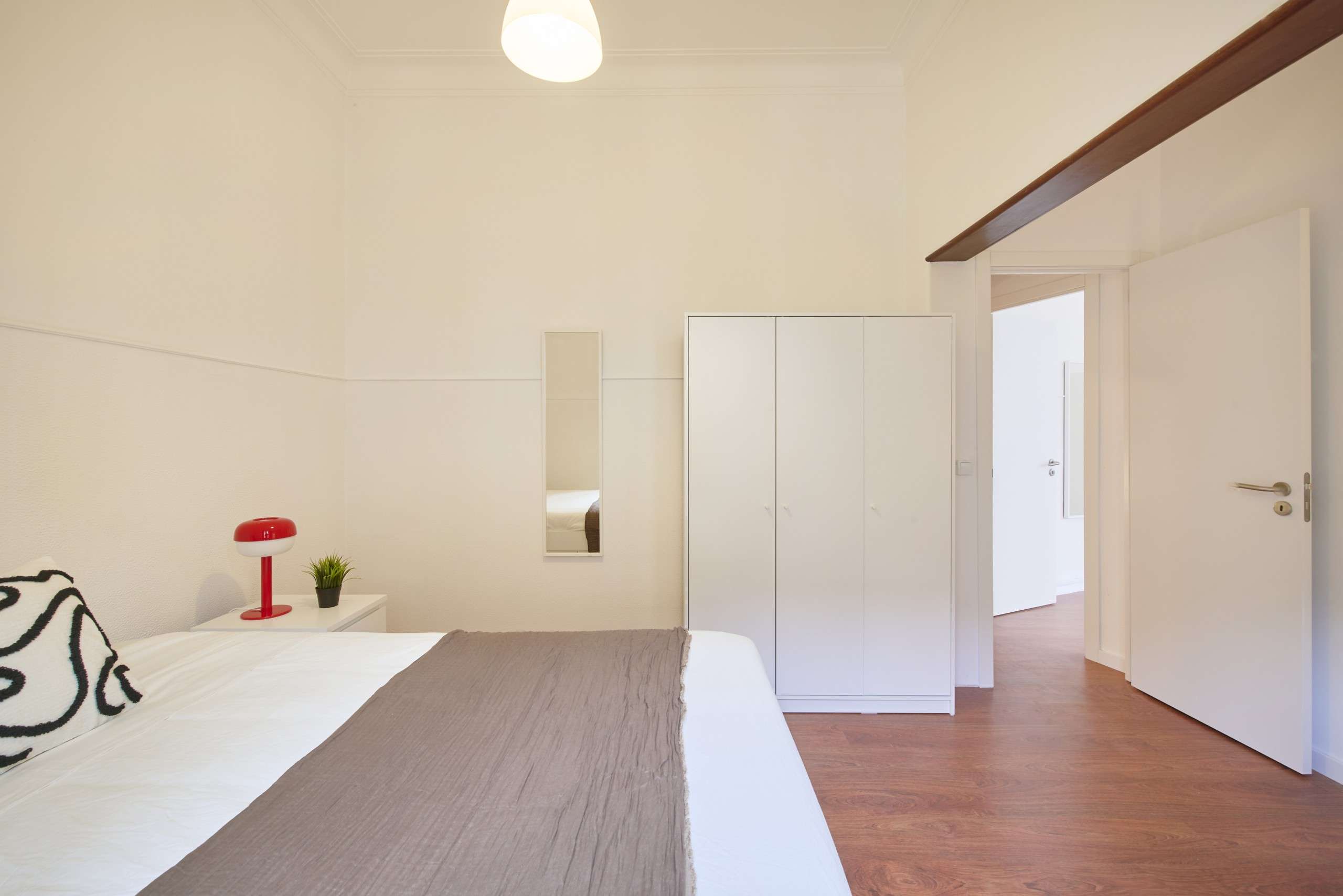 Sunny Room 1 with Desk & Wardrobe em Estrela, lisboa – foto 3 de 16
