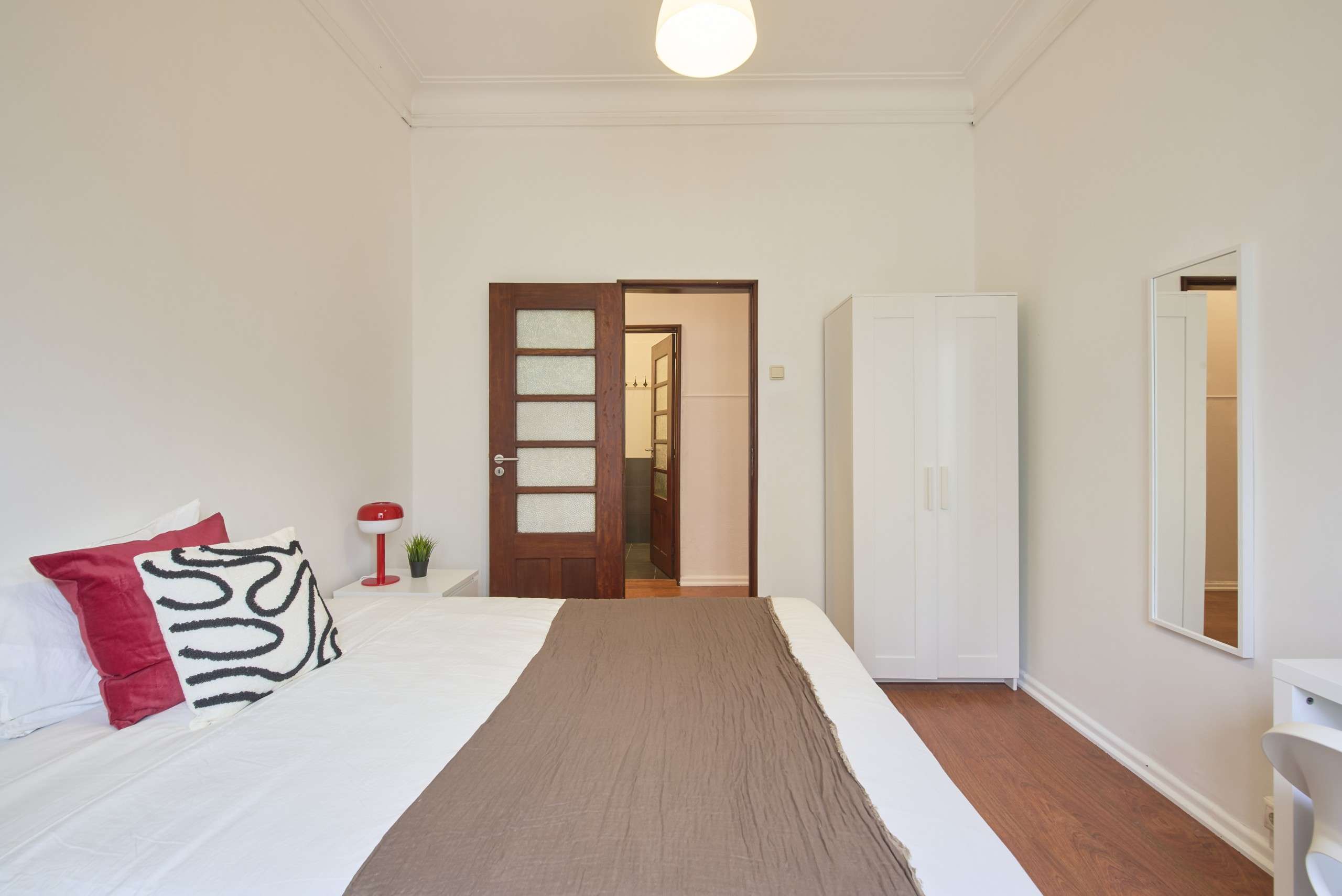 Luminous Room 7 with Bed & Wardrobe em Estrela, lisboa – foto 2 de 16