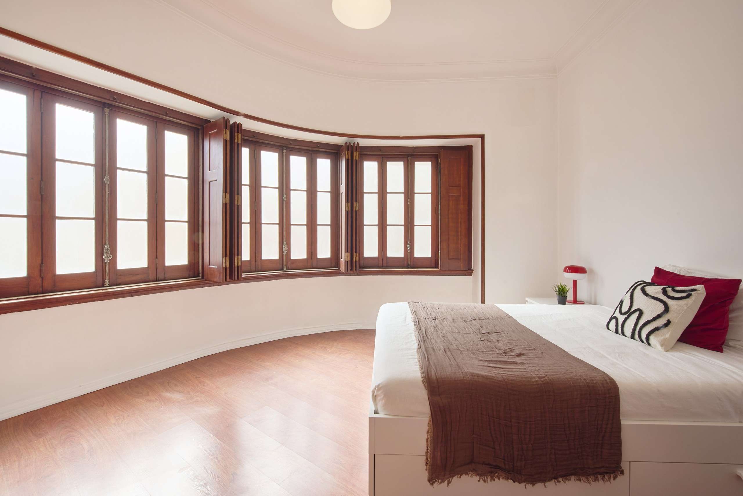 Well-Lit Study Room 8 & Ample Storage em Estrela, lisboa – foto 2 de 18