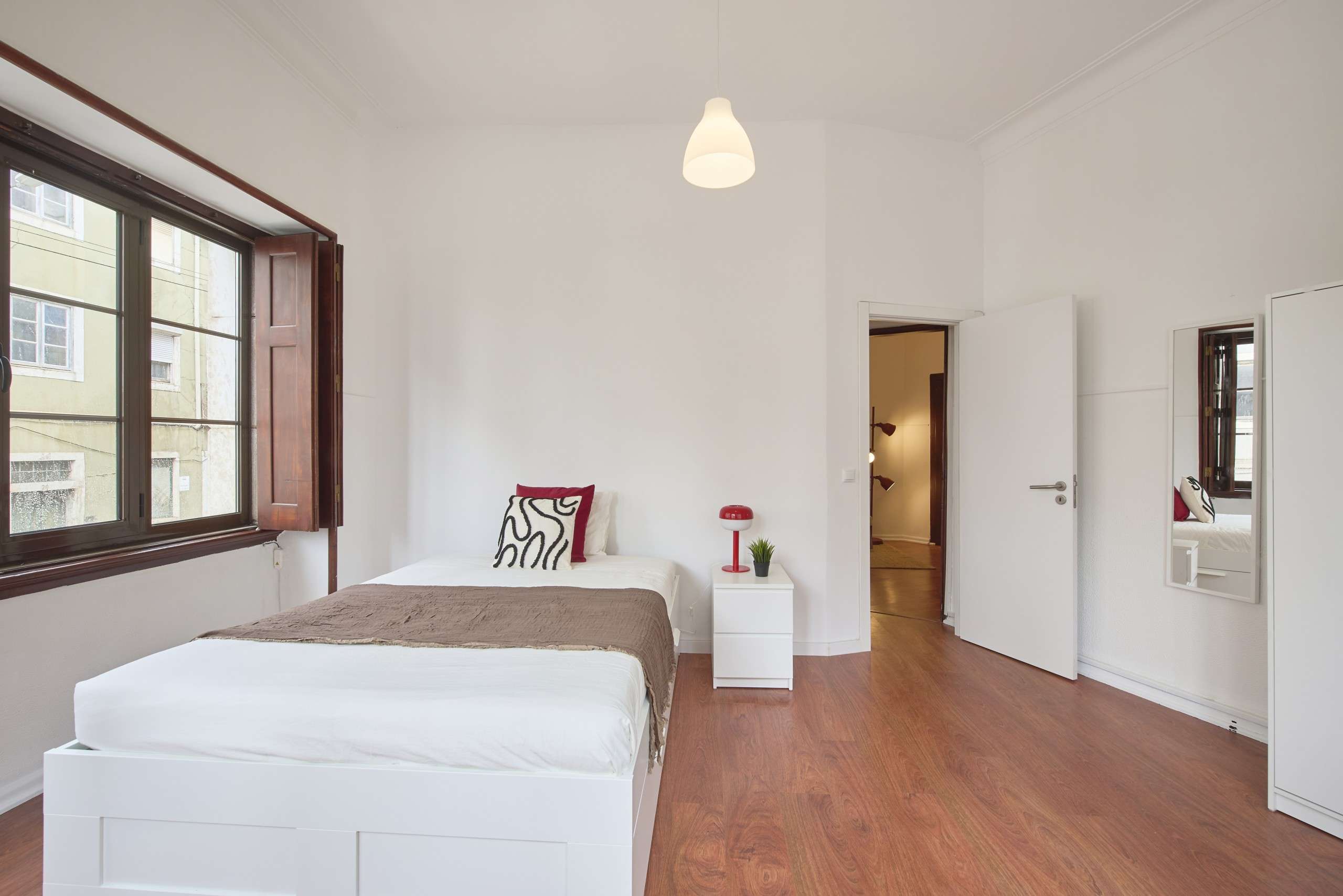 Modern Room 2 with Wardrobe em lisboa – foto 1 de 3