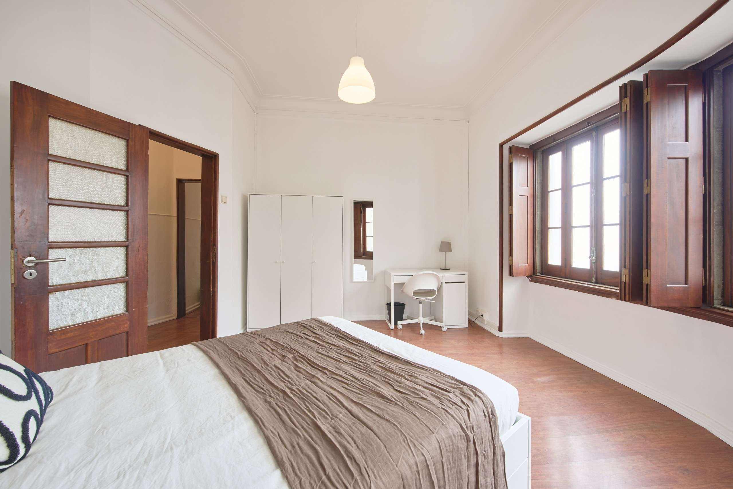 Well-Lit Study Room 8 & Ample Storage em lisboa – foto 1 de 5
