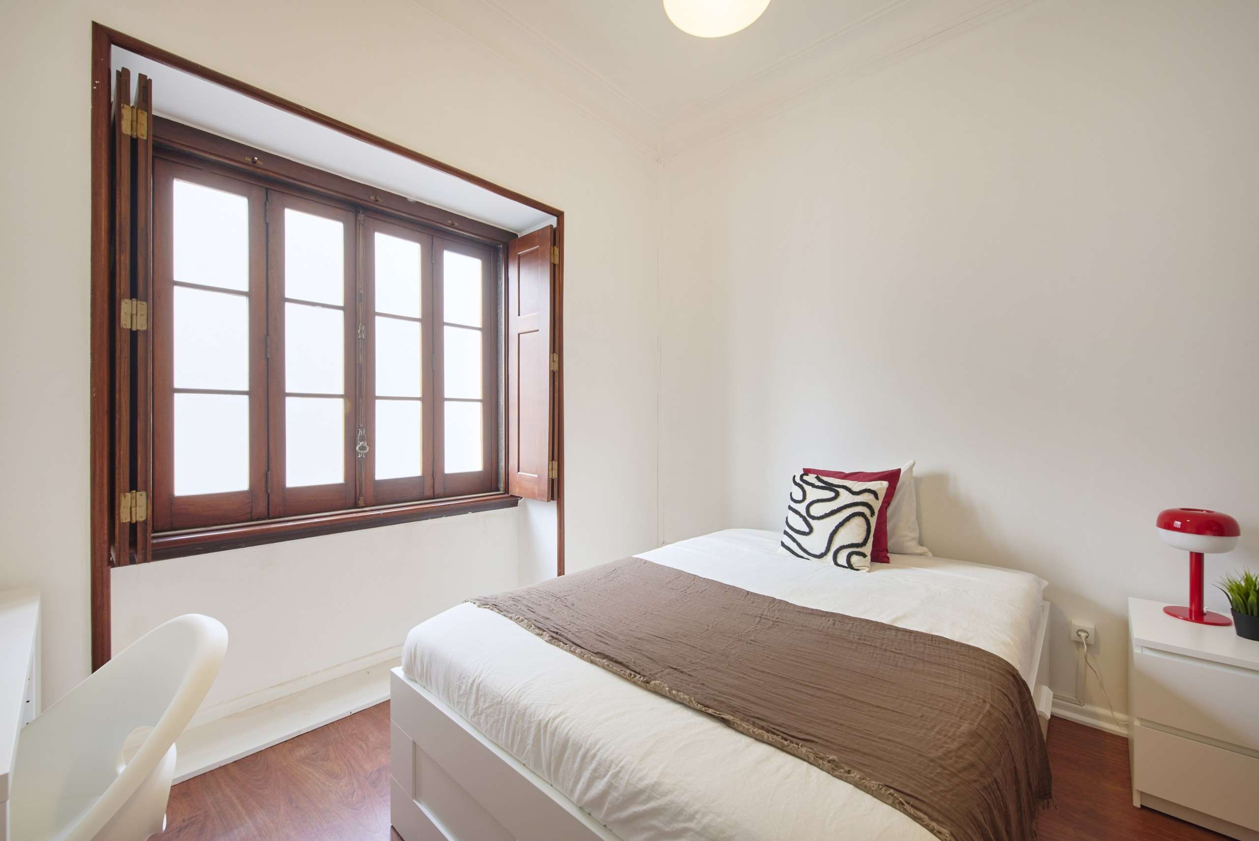 Luminous Room 7 with Bed & Wardrobe em lisboa – foto 1 de 3