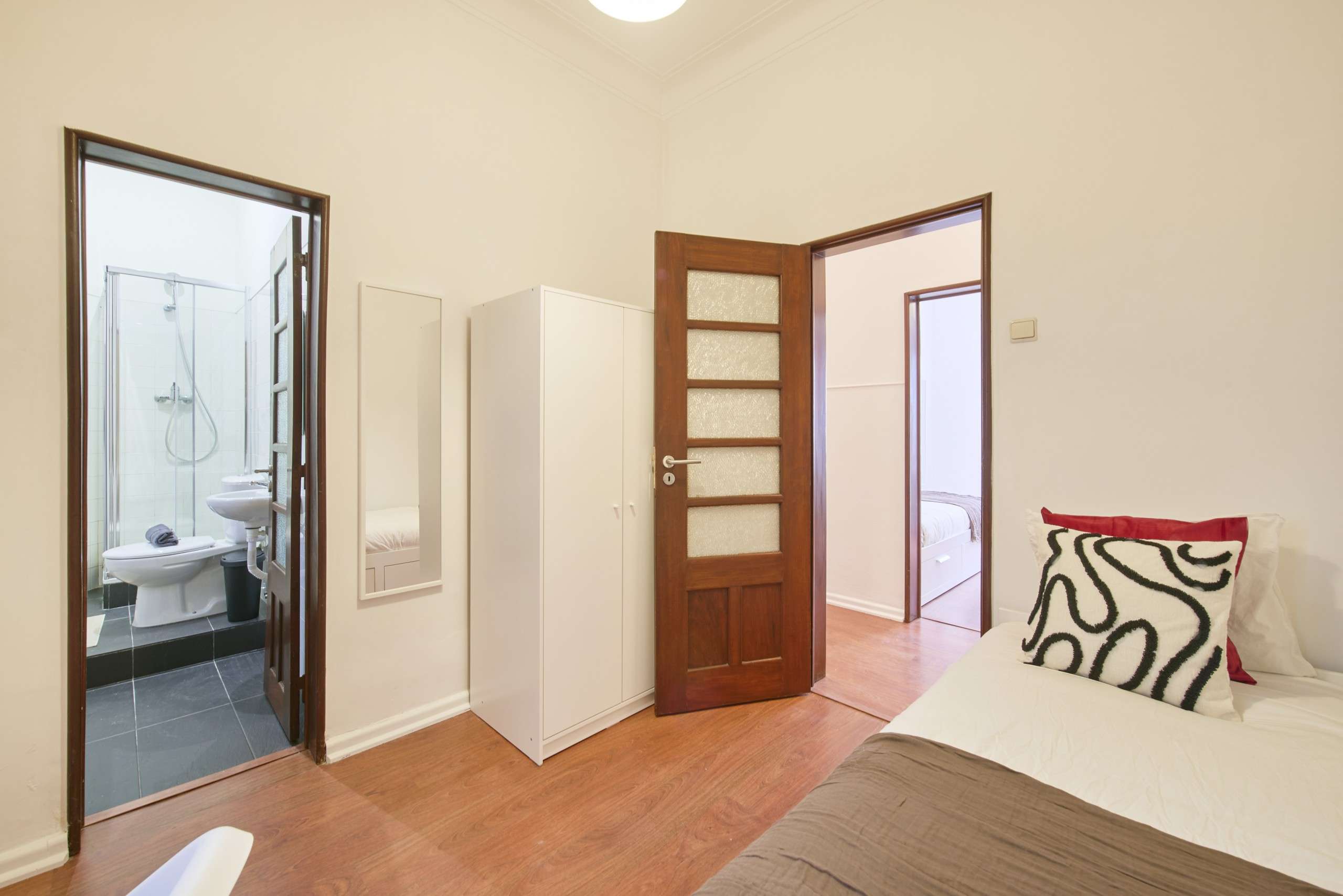 Bright Room 11 with Private Bath & Bed em Estrela, lisboa – foto 2 de 16