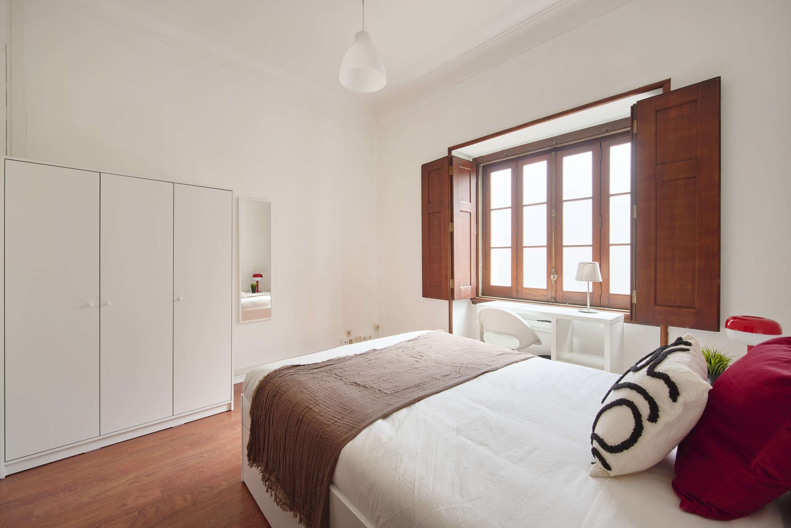 Inviting Double Room 9 with Natural Light em Estrela, lisboa – foto 3 de 16