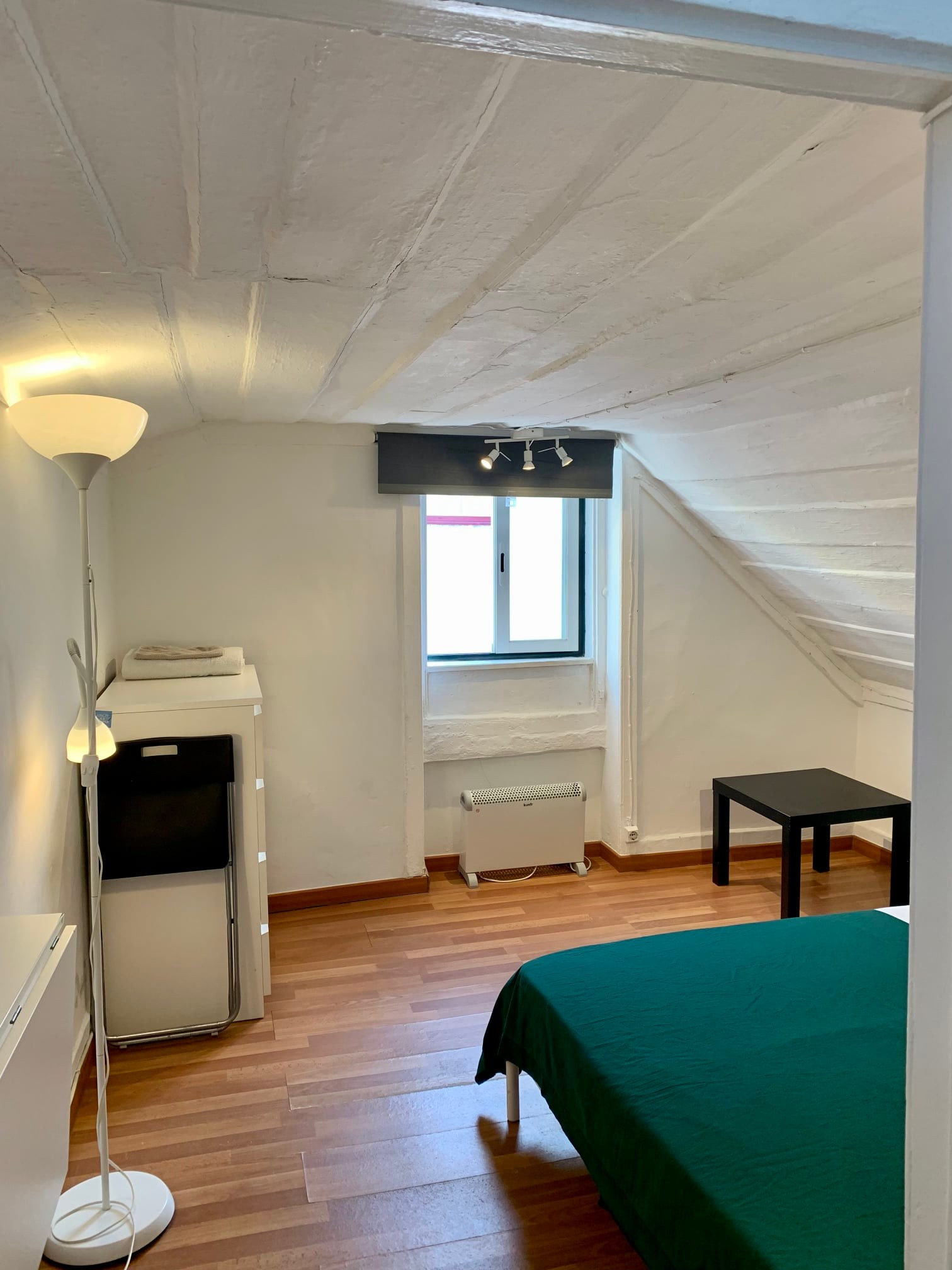 Studio Bedroom on Travessa da Cara em Encarnação, lisboa – foto 3 de 10