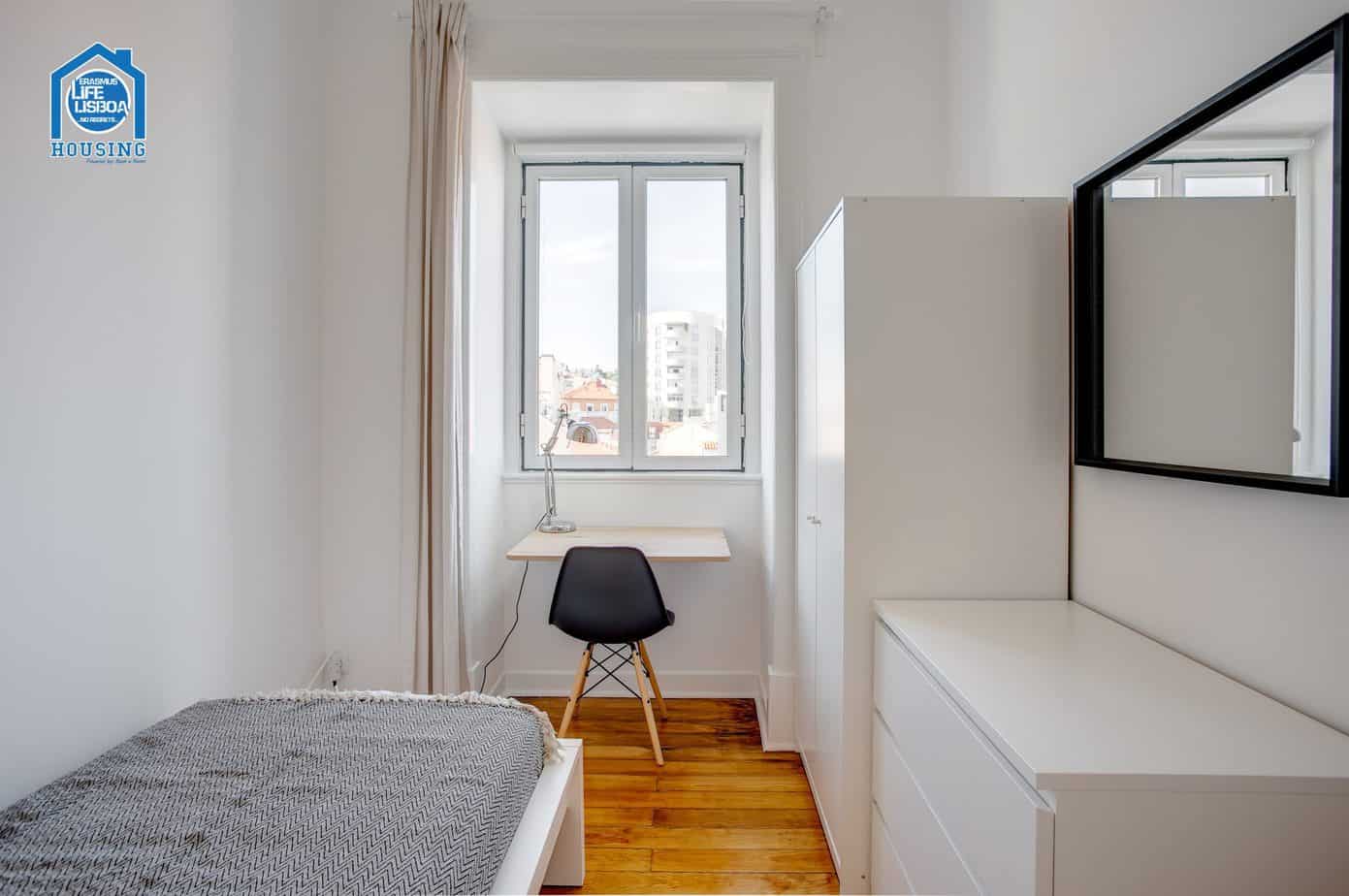 Room 2 in 7-bedroom apartment – Santos-o-Velho in lisboa – photo 1 of 3