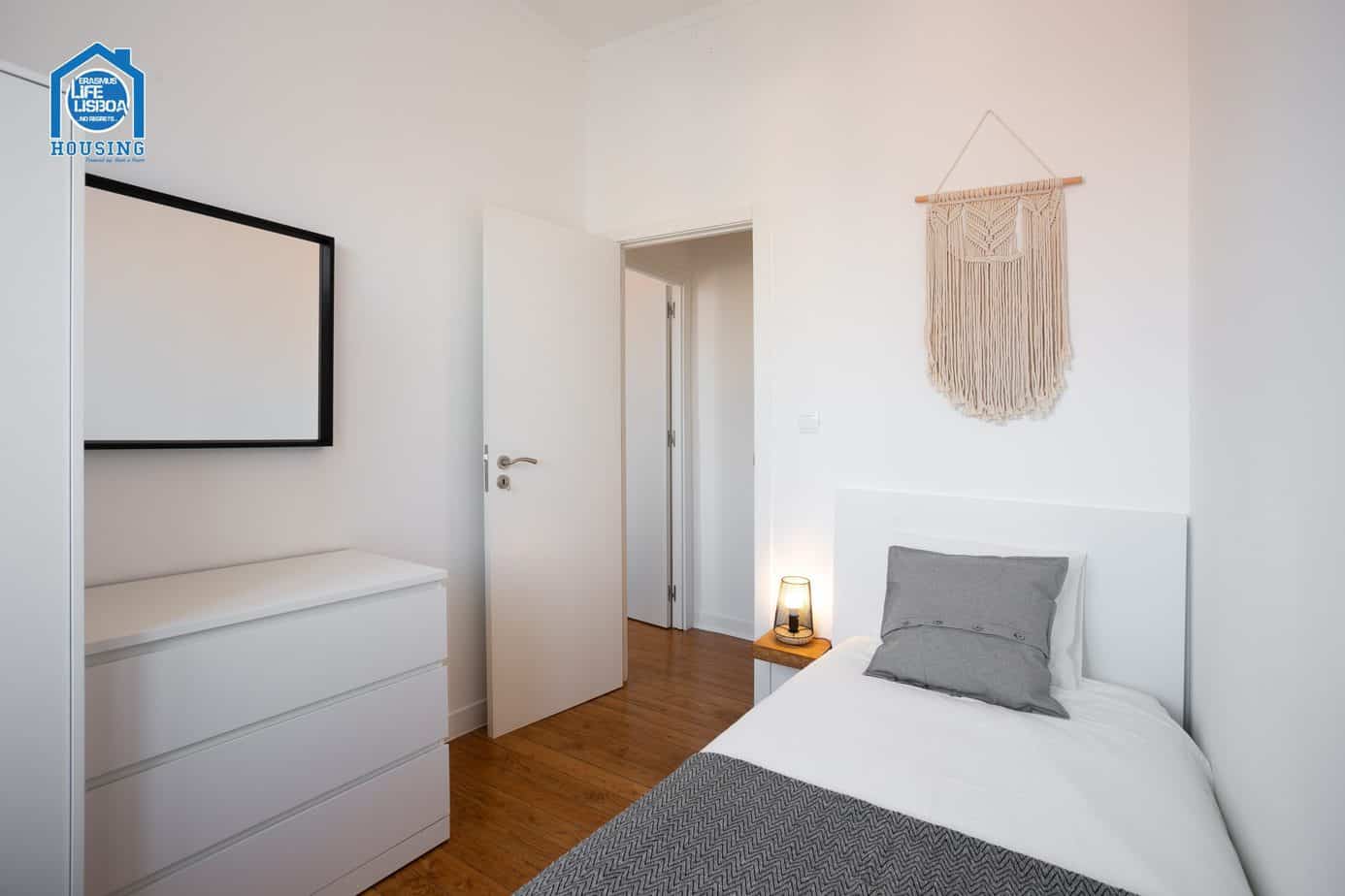 Room 2 in 7-bedroom apartment – Santos-o-Velho in Santos-o-Velho, lisboa – photo 2 of 16