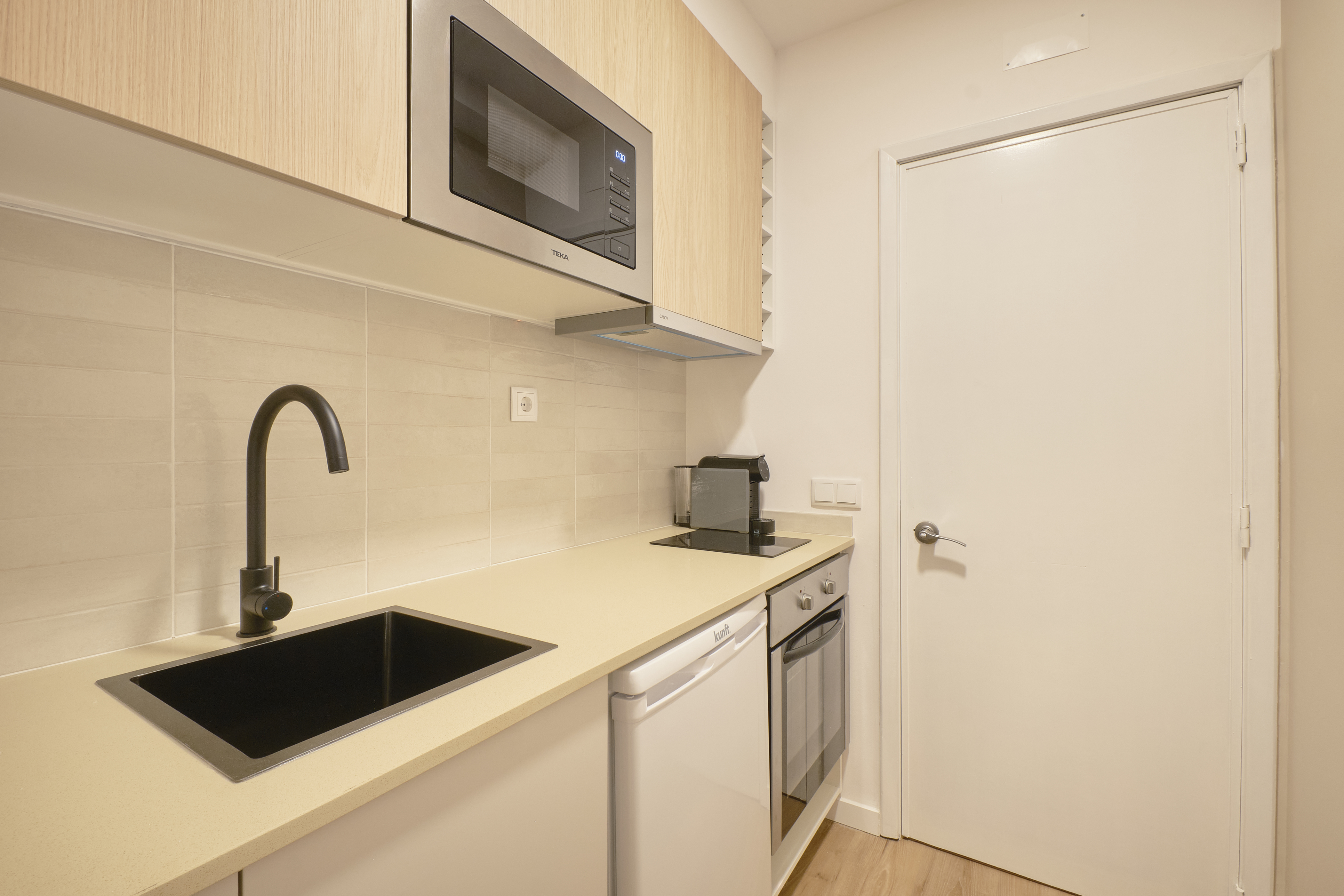 Spacious Room 6 in Avenidas Novas, lisboa – photo 3 of 28