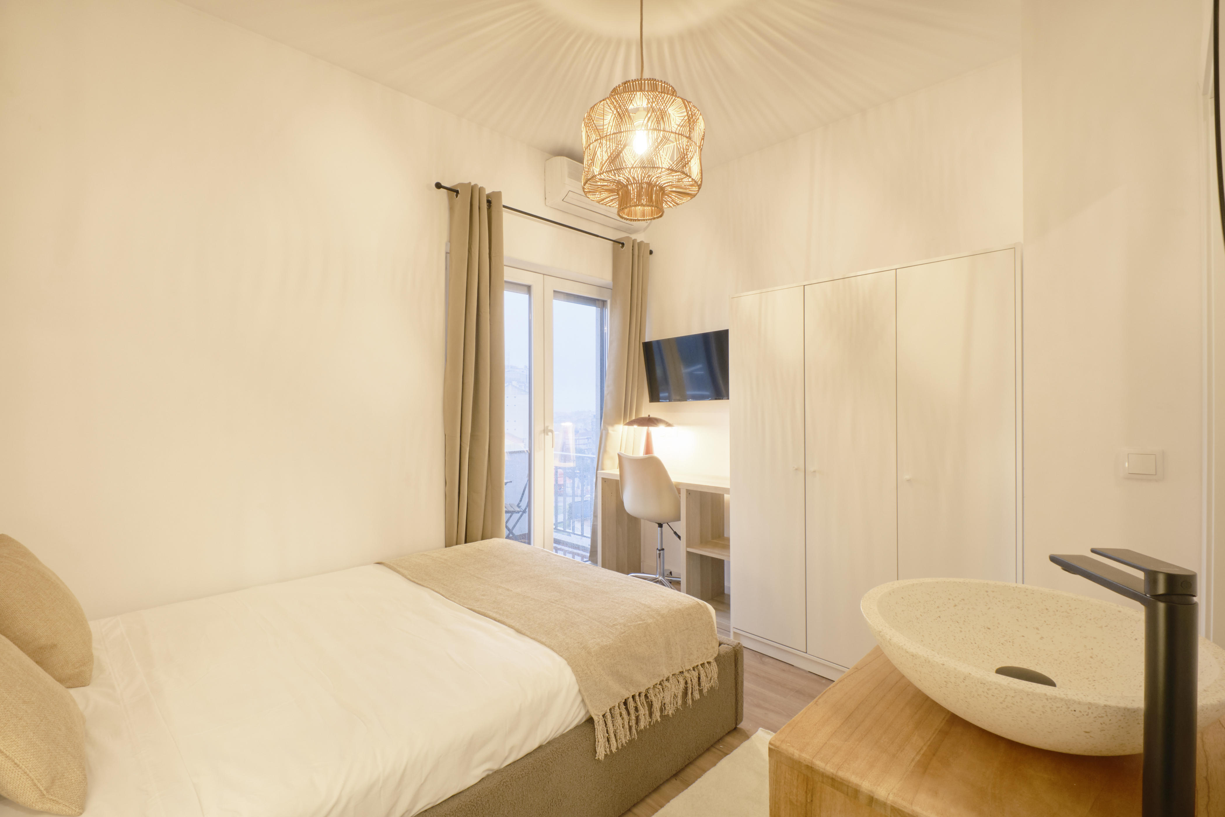 Spacious Room 6 in Avenidas Novas, lisboa – photo 5 of 28