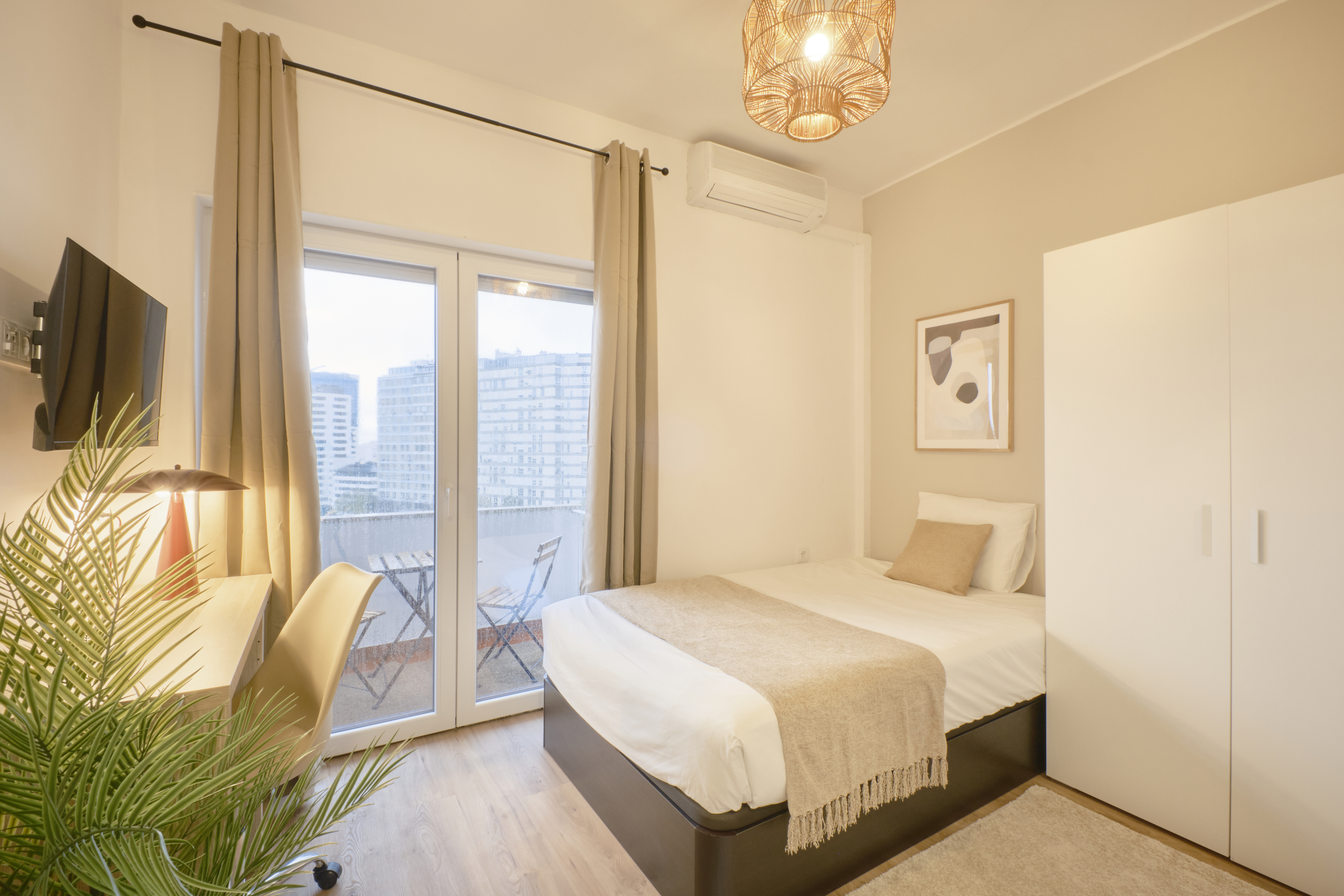 Expansive Living Room 4 in Avenidas Novas, lisboa – photo 4 of 29