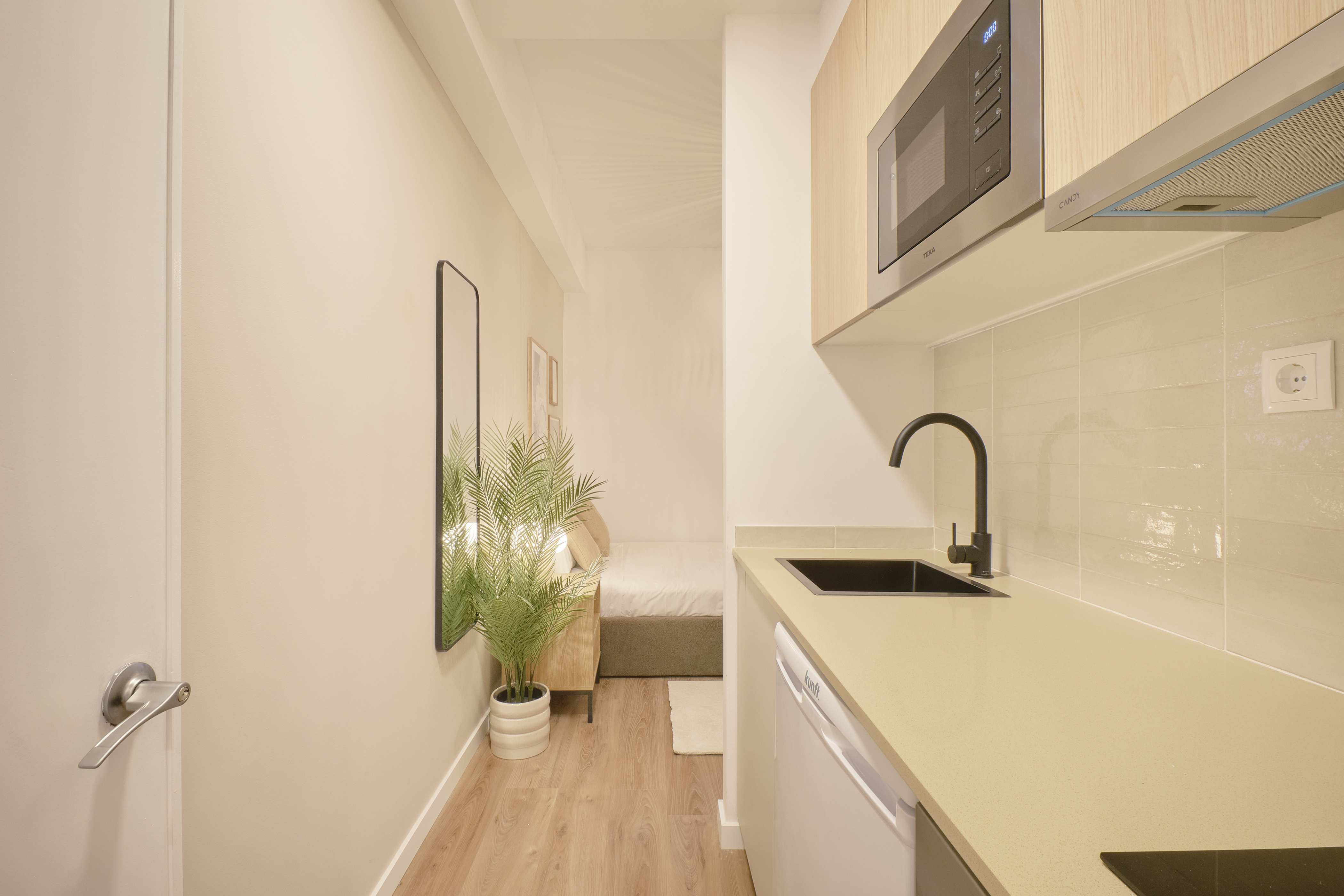 Spacious Room 6 in Avenidas Novas, lisboa – photo 2 of 28