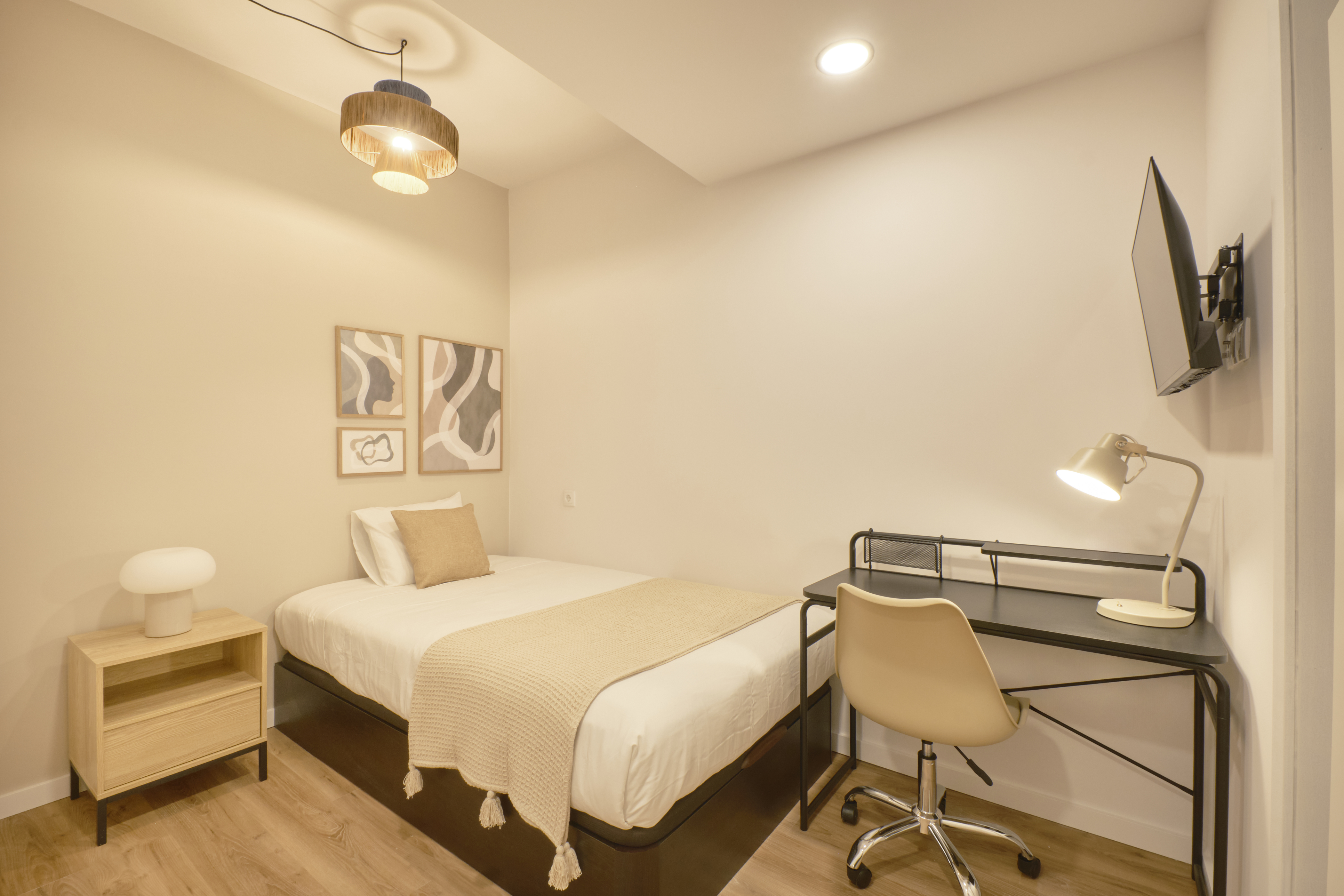 Modern Room 3 in Avenidas Novas, lisboa – photo 2 of 25