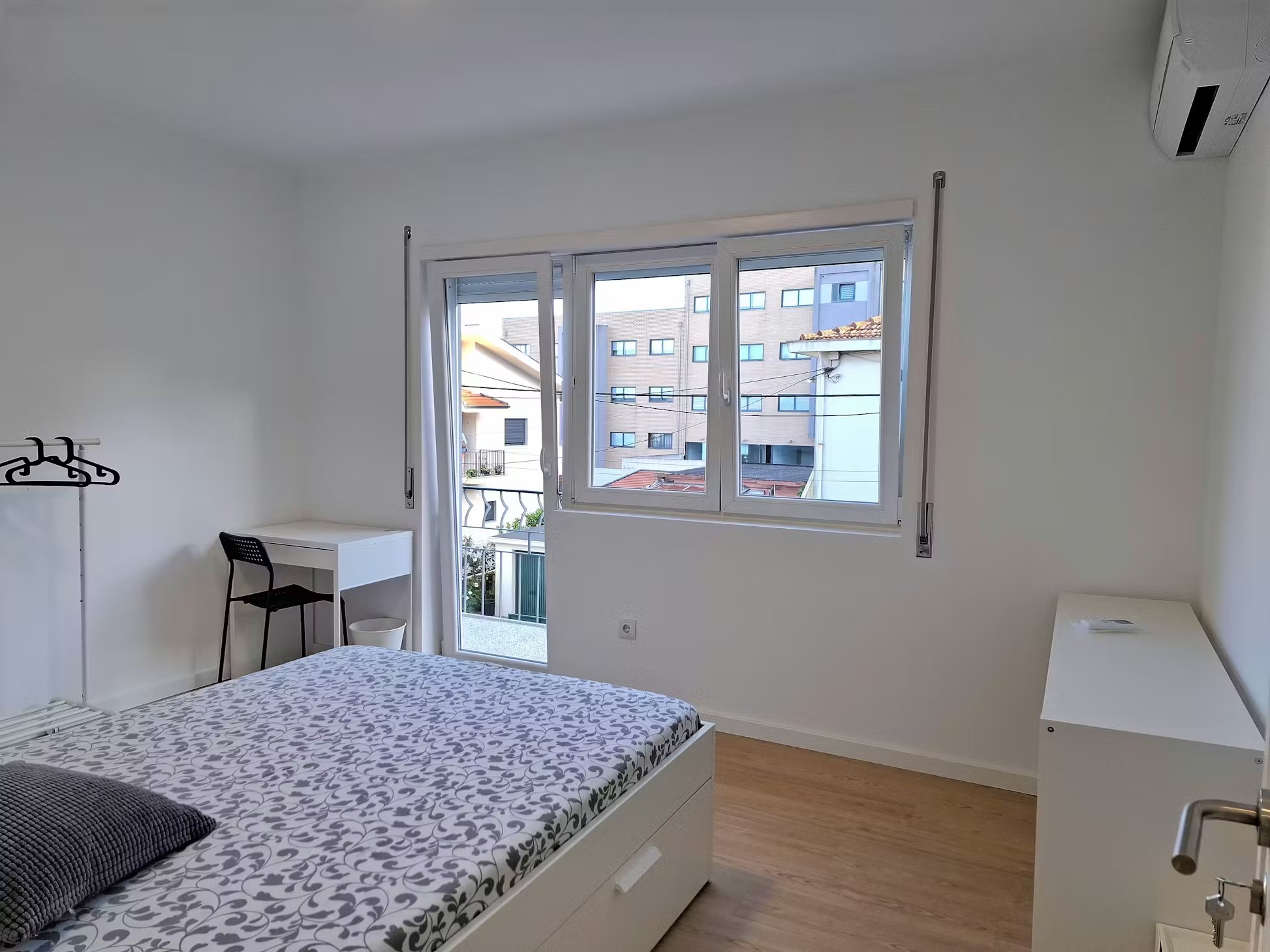 T201 - Luminous Superior Room with Sunny Balcony em Rio Tinto, porto – foto 3 de 28