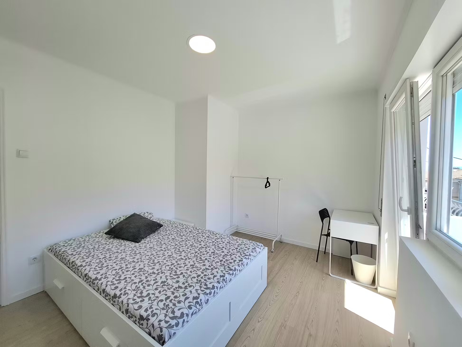 T201 - Luminous Superior Room with Sunny Balcony em Rio Tinto, porto – foto 5 de 28