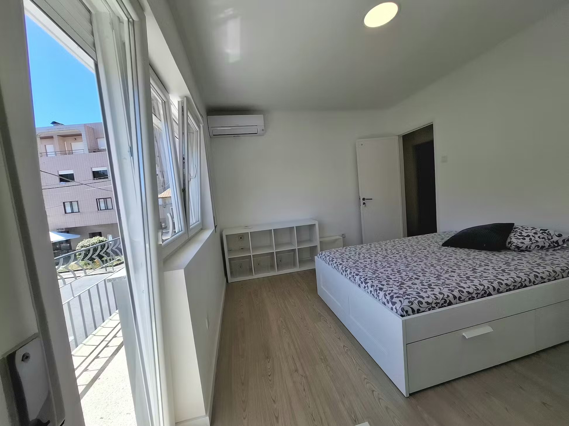 T201 - Luminous Superior Room with Sunny Balcony em Rio Tinto, porto – foto 4 de 28