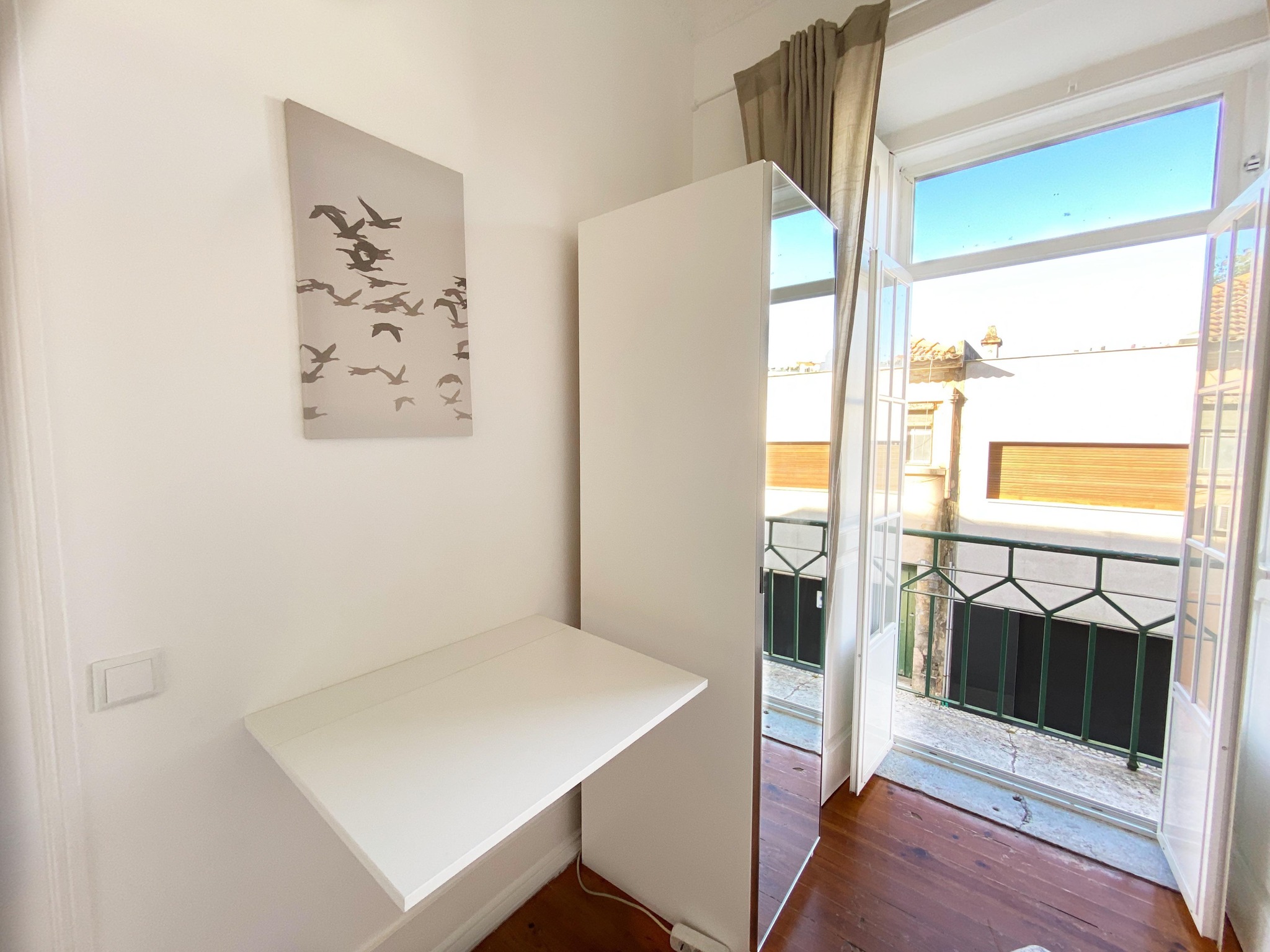 Sunny Single Room 1 with Balcony Access em São Mamede, lisboa – foto 2 de 13