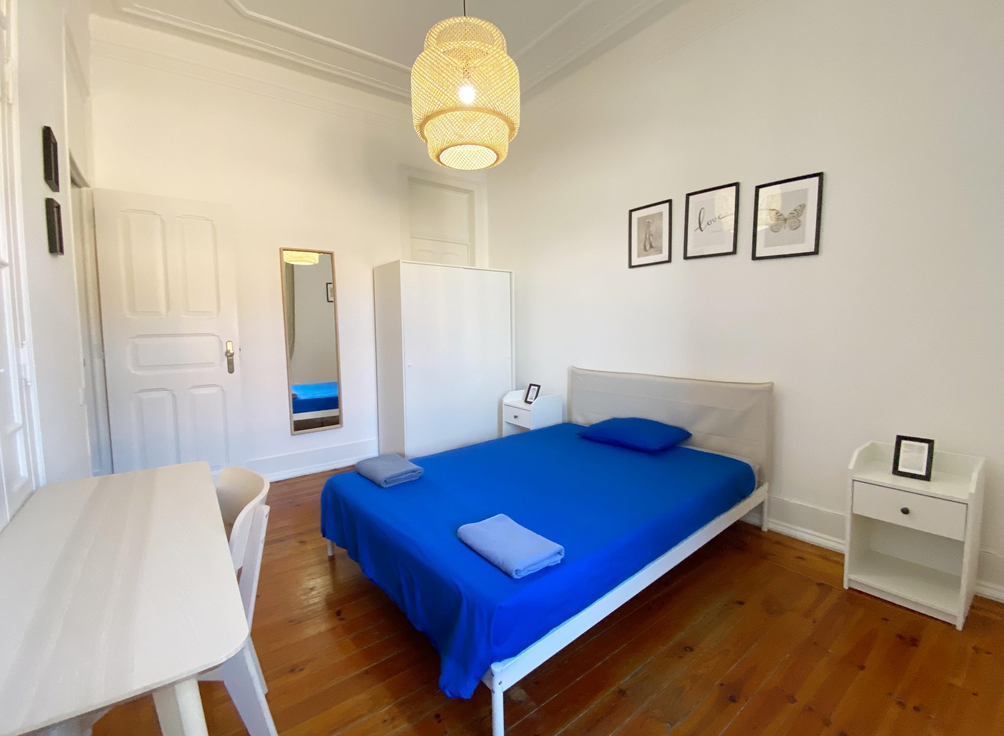 Lovely Double Room 2 with Warm Furnishings em lisboa – foto 1 de 3