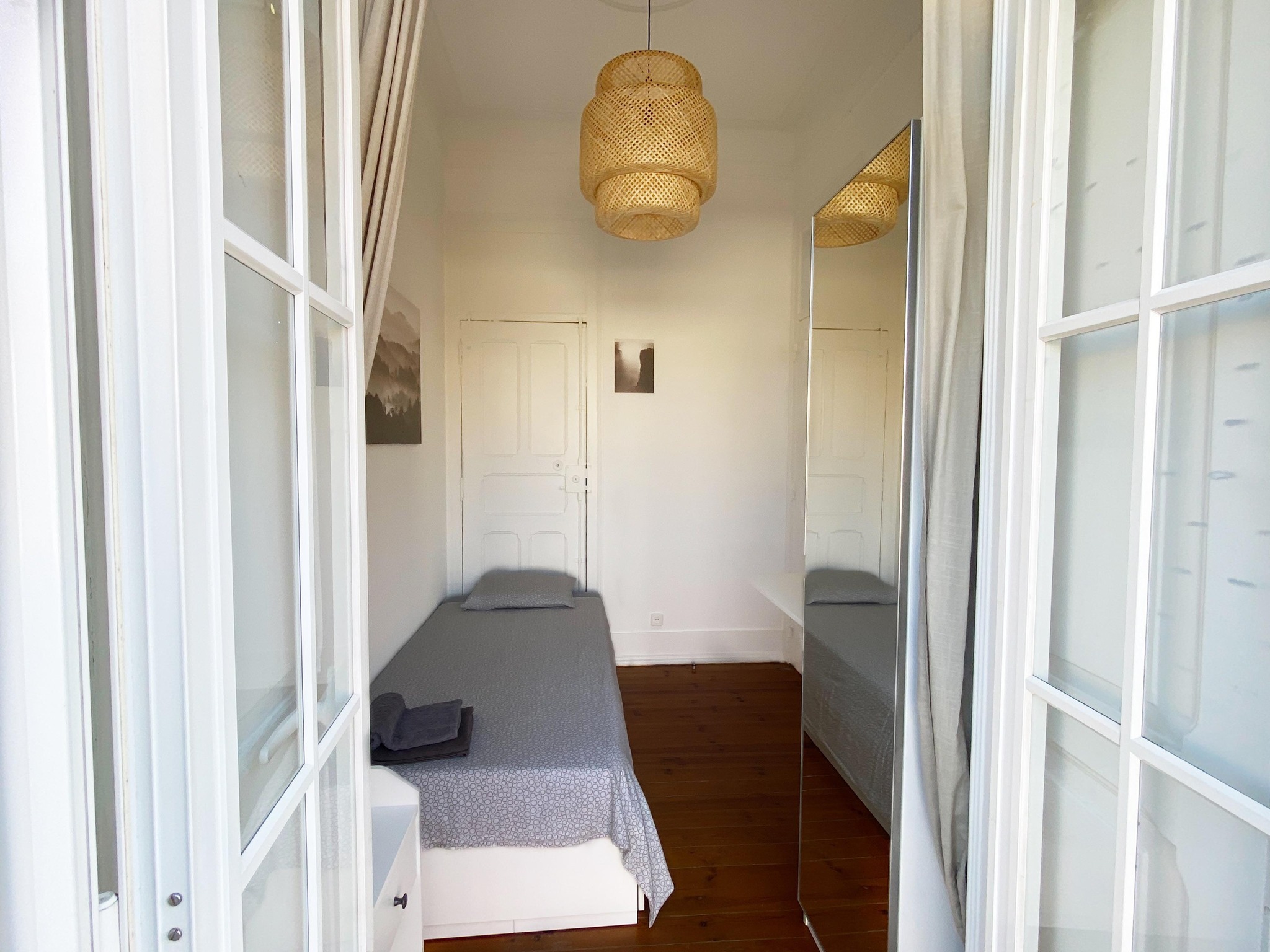 Sunny Single Room 1 with Balcony Access em São Mamede, lisboa – foto 3 de 13