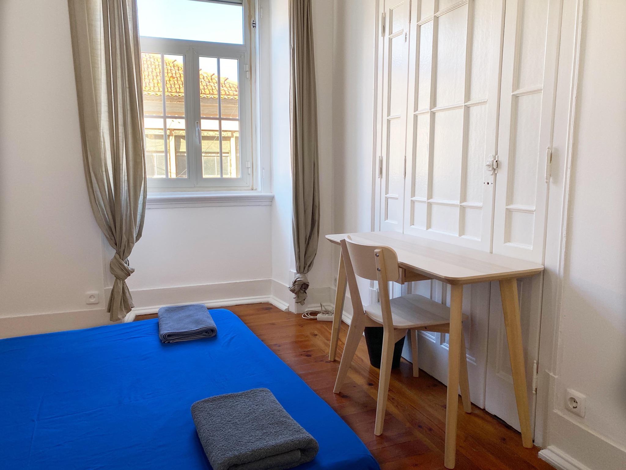 Lovely Double Room 2 with Warm Furnishings em São Mamede, lisboa – foto 2 de 12
