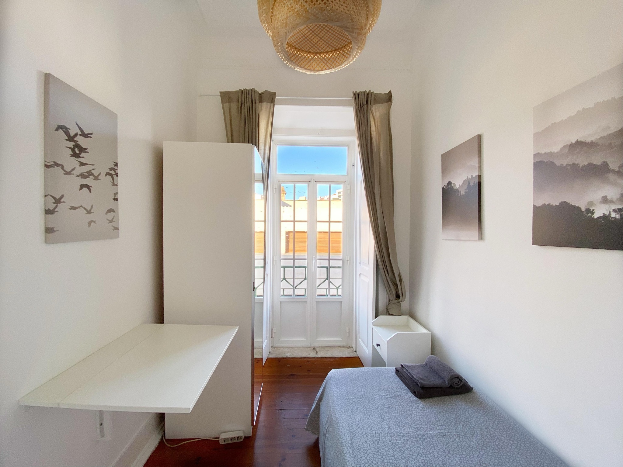 Sunny Single Room 1 with Balcony Access em São Mamede, lisboa – foto 4 de 13